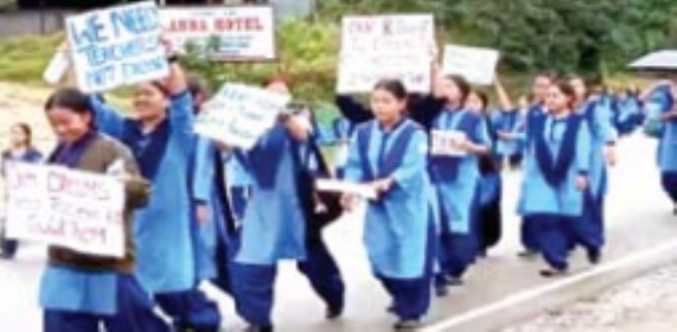 शिक्षक के लिए छात्राएं 65 किमी पैदल चलीं